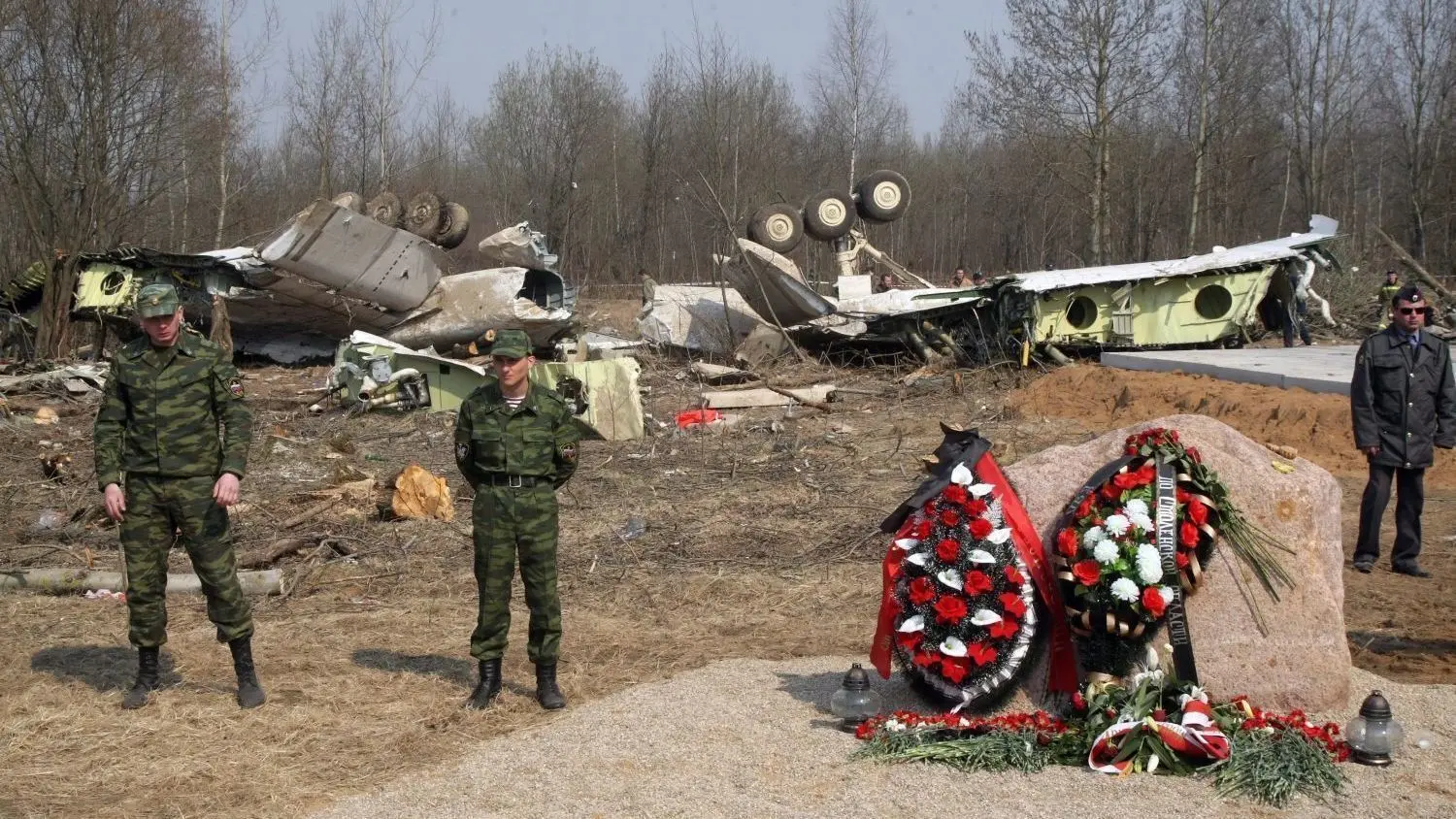 Polnisch-russische Tragödie:  Am 10. April 2010 stürzte beim Anflug auf einen Militärflughafen im russischen Smolensk eine polnische Regierungsmaschine ab. Alle 96 Personen an Bord, einschließlich des polnischen Präsidenten Lech Kaczynski und seiner Frau Maria Kaczynska, wurden bei dem Absturz getötet.