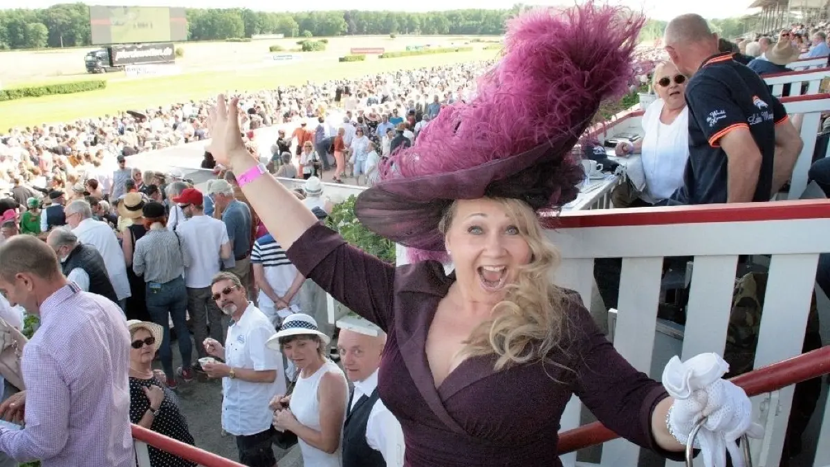 Da ist der Jubel groß: Musical-Darstellerin Christiane Schlenker aus Hoppegarten hat gerade im vierten Rennen mit ihrem Tippschein gewonnen! Bald steht sie als Helga Hahnemann in "Hier kommt die Süße!" auf der Bühne. Am Sonntag kam sie als Gräfin Mariza.
Familien- und Leserrentag, Fashion Race Day, Pfingstsonntag auf der Rennbahn Hoppegarten, 09.06.2019: Christiane Schlenker aus Hoppegarten hat gerade mit ihrem Tippschein gewonnen!
