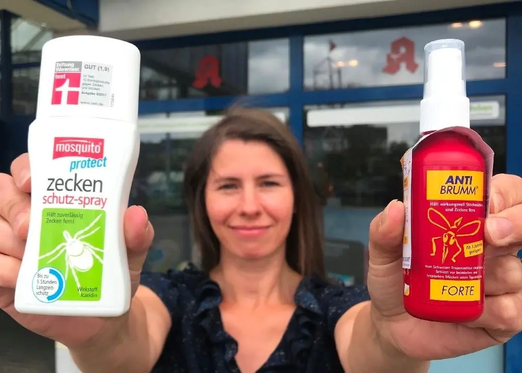 Wer sich schützt, braucht nicht zu kratzen: Cindy Kettenbeil zeigt zwei Insektenschutzmittel aus der Apotheke. In der Region Eisenhüttenstadt klagen immer mehr Menschen über Insektenstiche.