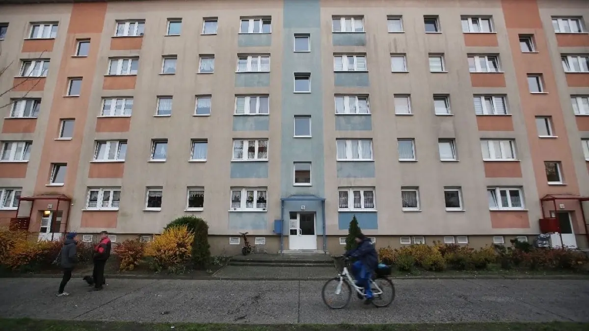 Alltag am Tatort: Der Wohnblock im Leibnizviertel, in dem Katja C. vor drei Monaten tot aufgefunden wurde. Die Blumen und Kerzen vor dem Eingang sind verschwunden. Menschen passieren den Aufgang. Die Festnahme hat sich herumgesprochen.
Alexander-von- Humboldt-Straße 55 in Eberswalde am 12.11.2019 Hier wurde Anfang August eine 30-jährige Mutter von drei Kindern getötet. Der Ehemann wurde am 11.11.2019 wegen dringenden Tatverdachts festgenommen.
