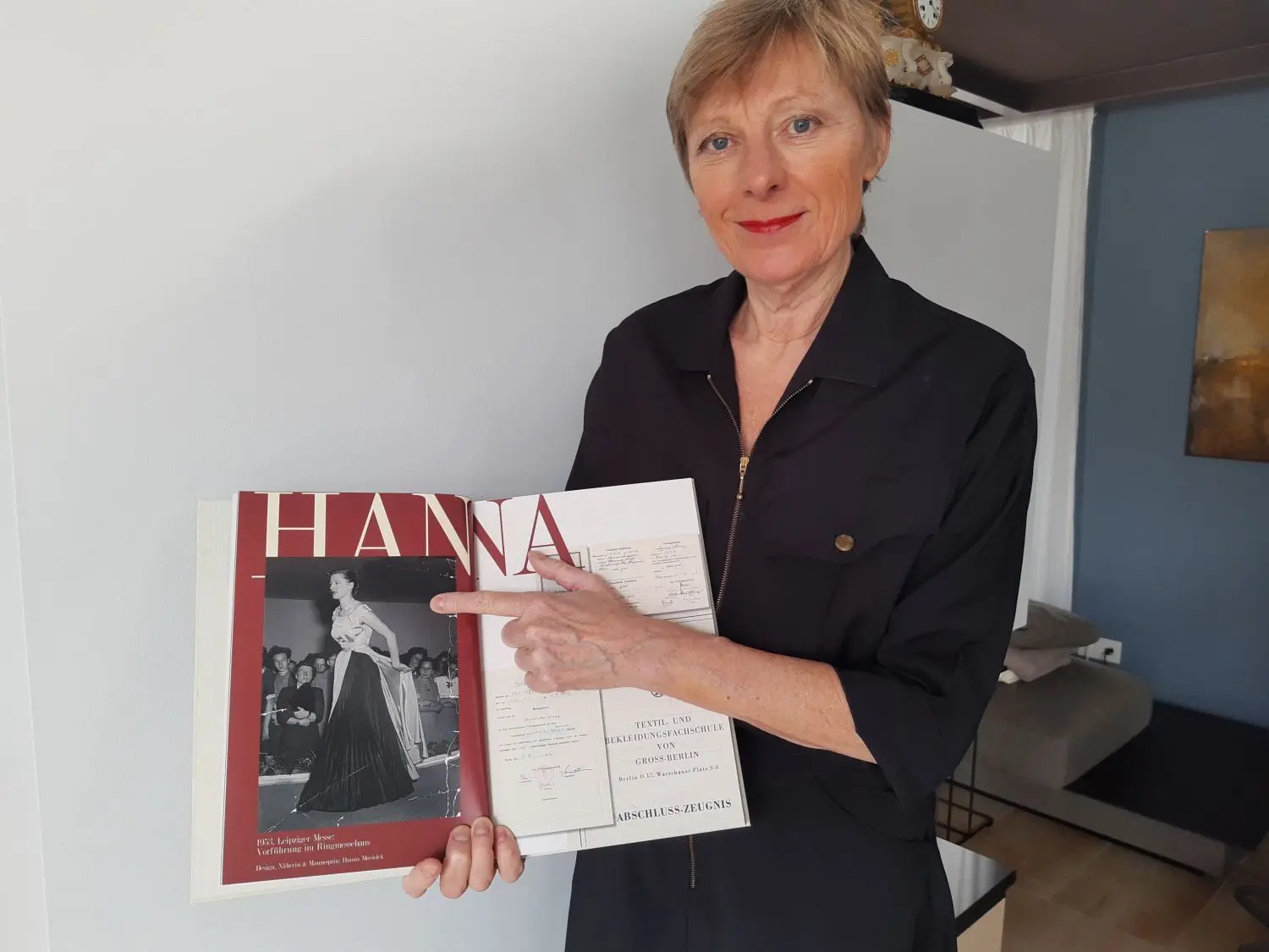 Annette Blank mit einer Zeitschrift, in der ihre Mutter Hanna Musiolek als Mannequin zu sehen ist.