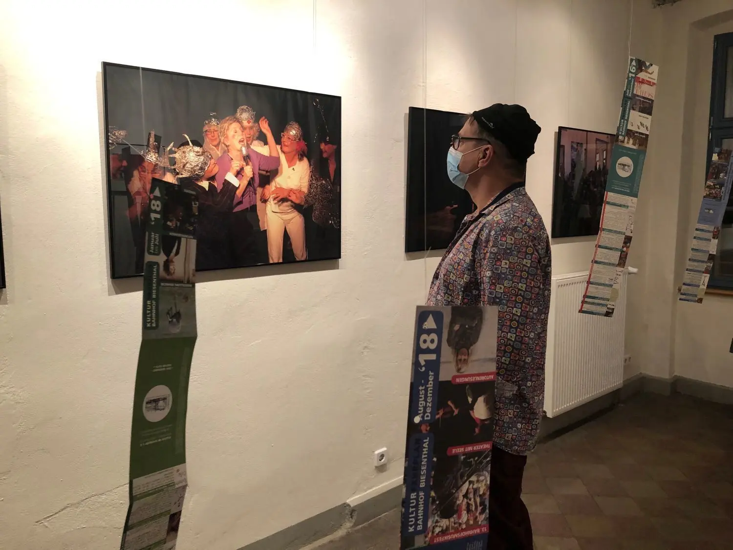 Inmitten von Kulturfahrplänen: Jürgen Schulz schaut sich Bilder von vergangenen Veranstaltungen an. Auch das Eberswalder Laientheater „Theater mit Seele“ um Schauspielerin Anke Loettel war im Kulturbahnhof zu Gast.