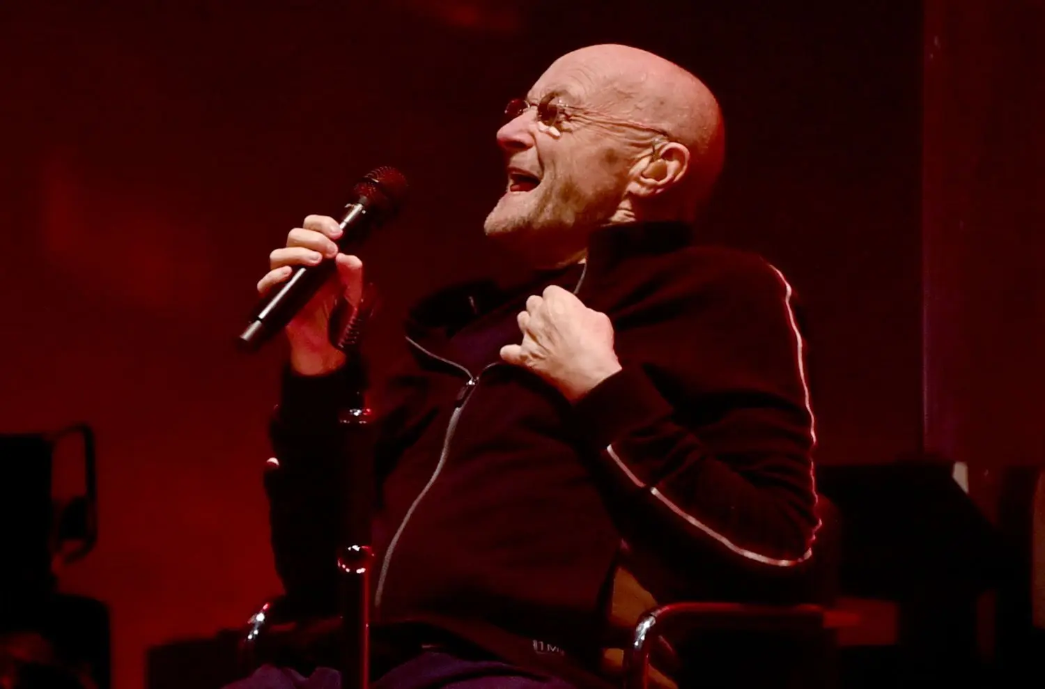 07.03.2022, Berlin: Der Musiker Phil Collins von der Band Genesis sitzt in der Mercedes-Benz Arena auf der Bühne.