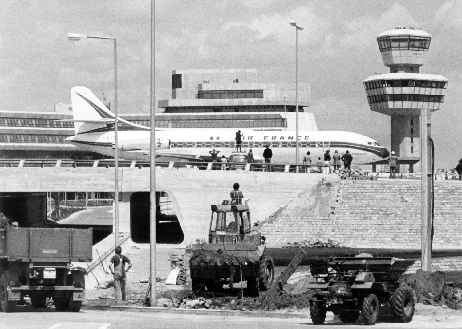 Eine vollbesetzte Caravelle der französischen Fluggesellschaft Air France rollt am 10.06.1974 am Flughafen Tegel in Berlin am neuen noch nicht ganz fertiggestellten Terminal-Gebäude und Tower vorbei. Das neue Terminal wurde am 23.10.1974 eingeweiht.