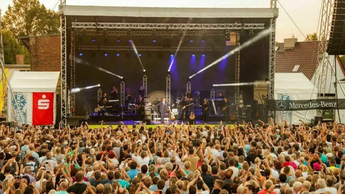 Kaisermania in Müllrose: Mehrere Tausend Fans feiern im Juli 2017 auf dem restlos ausverkauften Hof der Oderland-Mühlenwerke das Konzert von Roland Kaiser. Das zweite Konzert von Sarah Connor im Juni 2023 ist abgesagt worden. (Archivbild)
21.07.2017 Müllrose, Roland Kaiser Konzert