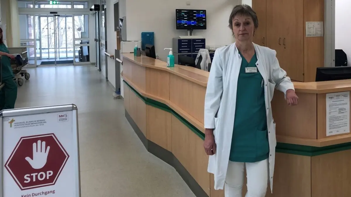 So ruhig wie auf diesem Foto ist es hier selten: Dr. Grit Spalding, Chefärztin der Bernauer Notaufnahme, schützt ihre Mitarbeiter mit Hilfe eines Sicherheitsdienstes vor aggressiven Patienten.
So ruhig wie auf diesem Foto, ist es hier selten: Dr. Grit Spalding, Chefärztin der Bernauer Notaufnahme, in ihrer Abteilung