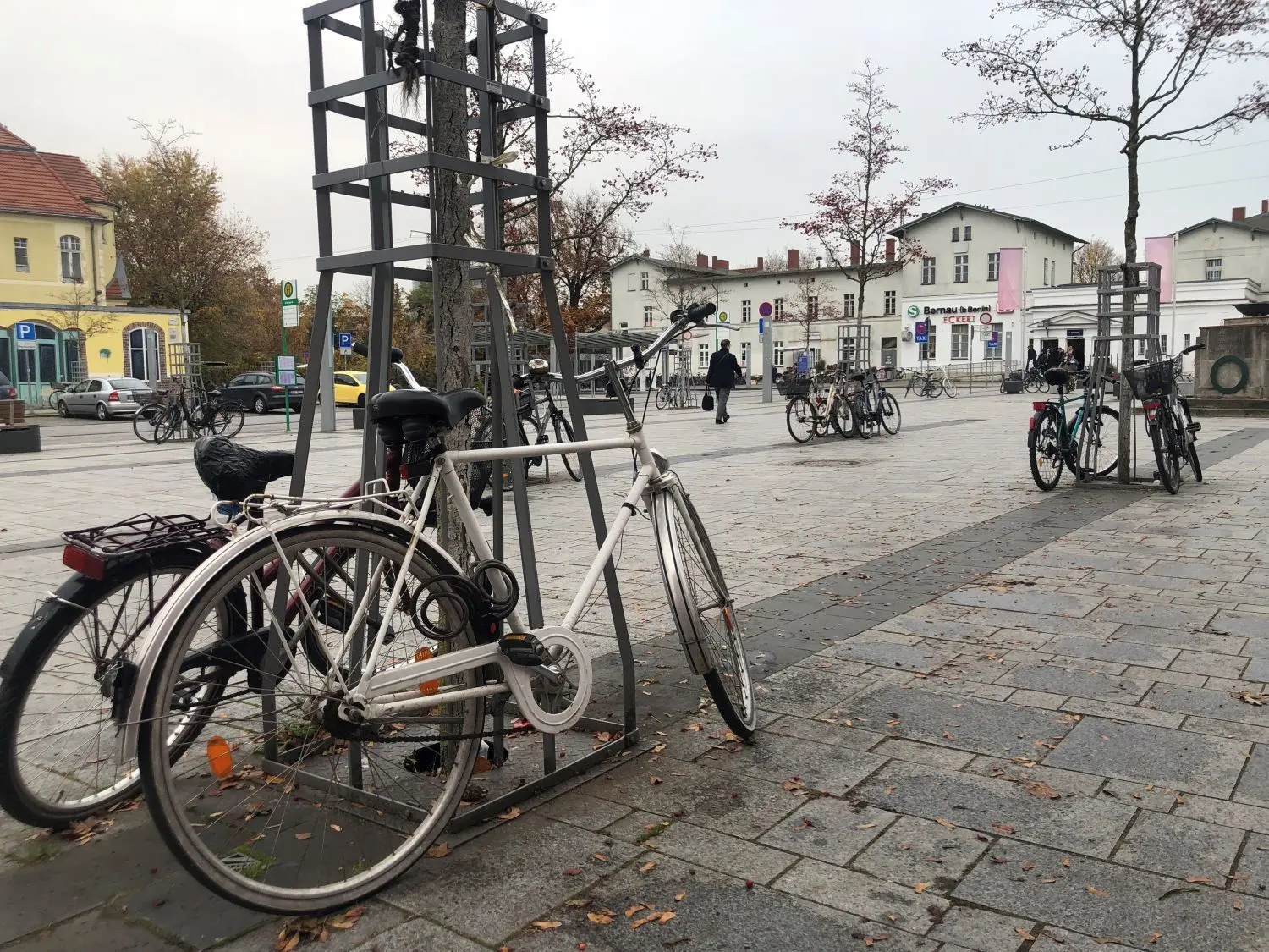 Wild abgestellt: An jedem Baumgitter auf dem Platz vor dem Bahnhof Bernau werden Fahrräder angeschlossen.
