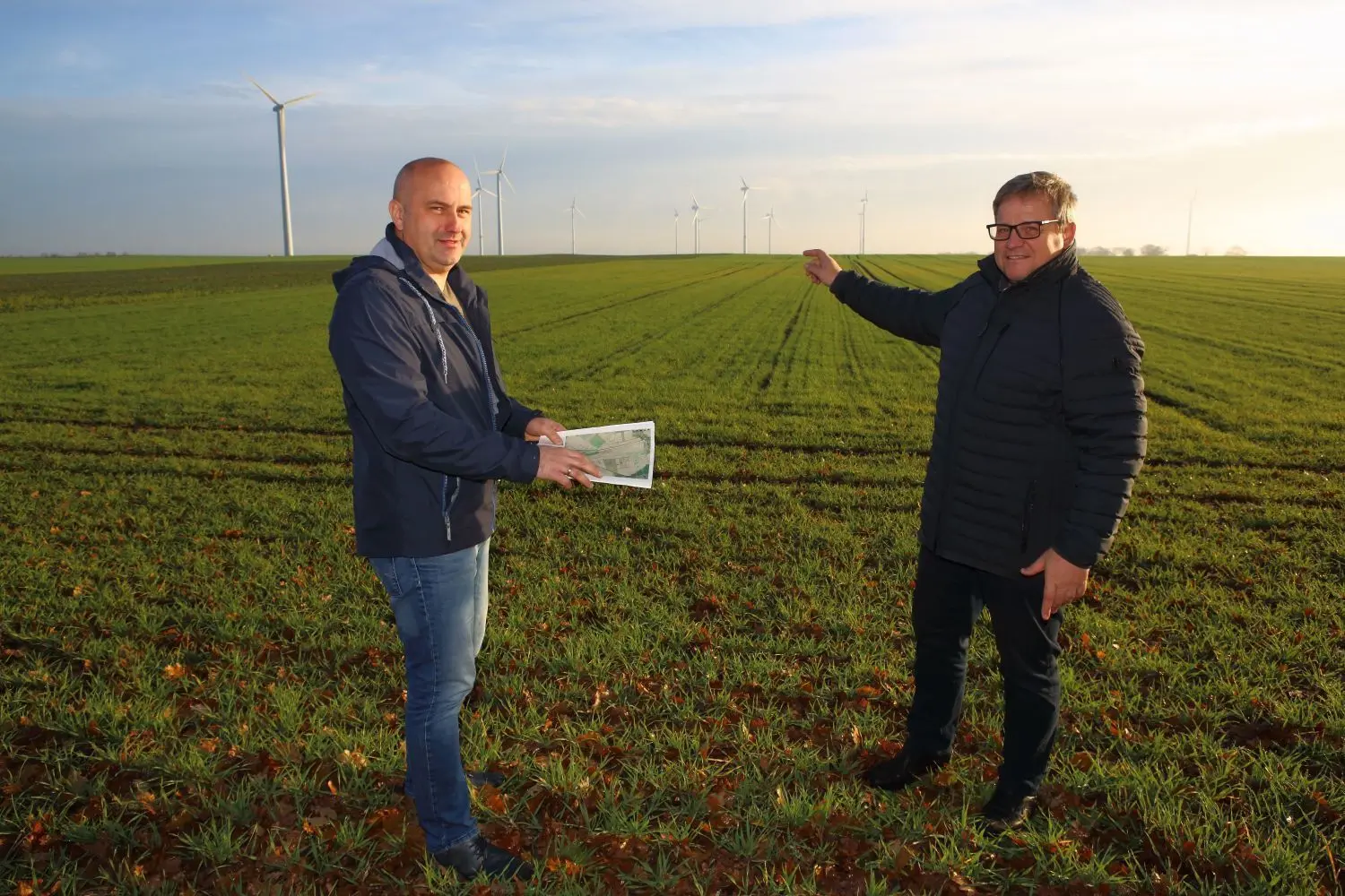 Erweiterung geplant: die Ortsvorsteher Michael Töpfer (Wegendorf) und Norbert Kubon (Wesendahl) vor den Windrädern