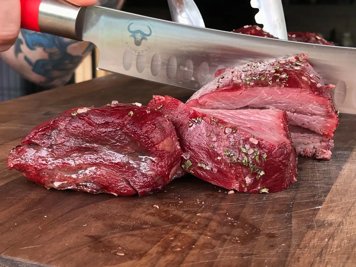 Für den Hausbesuch hat Marco Meyer Wagyu-Rinderfilet aus Bechlin im Honigmantel mit Kräutern, Butterspargel und Rosmarinkartoffeln im Smoker zubereitet. Zum Filet gibt es nach Wahl eine selbst gemachte Barbecue-Moonshine-Sauce.