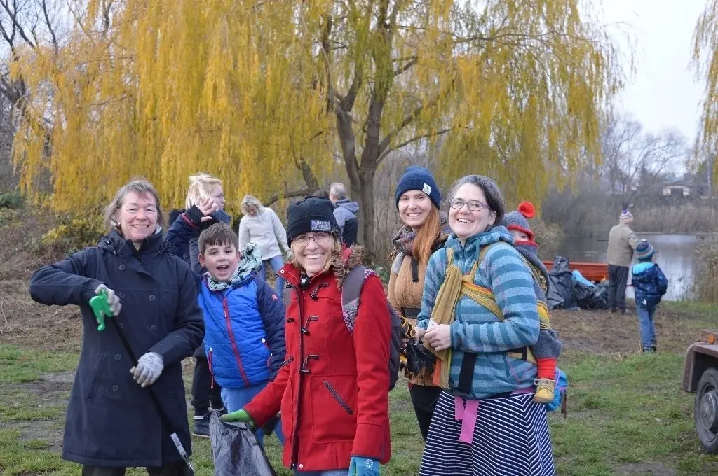 Müll sammeln kann auch Spaß machen. In Nauen wurde am Samstag am See aufgeräumt.