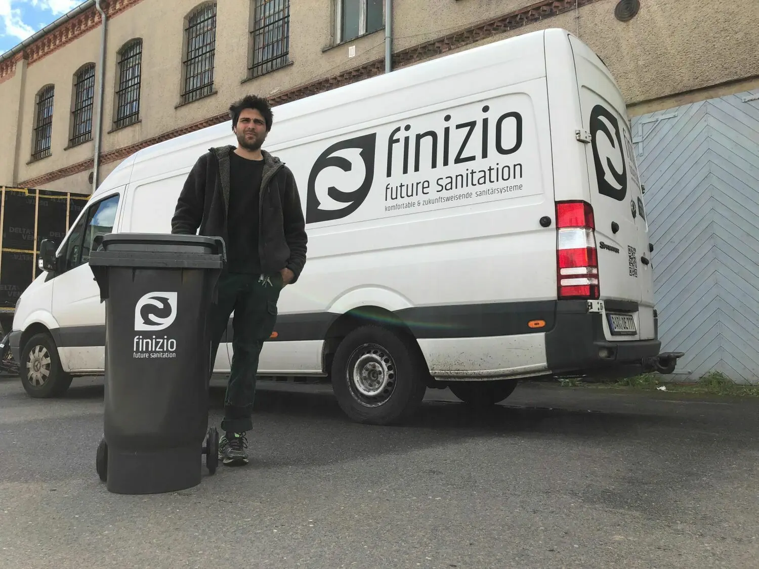 Zur Abholung bereit: Finiziochef Florian Augustin mit der Tonne für den Kot aus dem Trockenklo. Das Start-Up aus Eberswalde macht daraus Humus.