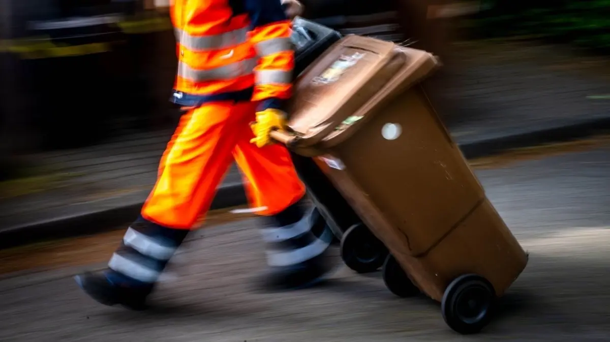 Die Kosten für die Müllabfuhr in Frankfurt (Oder) steigen (Symbolbild)
Restmüll und Biomüll wird von der Bremer Müllabfuhr abgeholt. (Zu dpa Berichterstattung „Statistisches Bundesamt zu Abfallaufkommen in Deutschland im Jahr 2021“) +++ dpa-Bildfunk +++