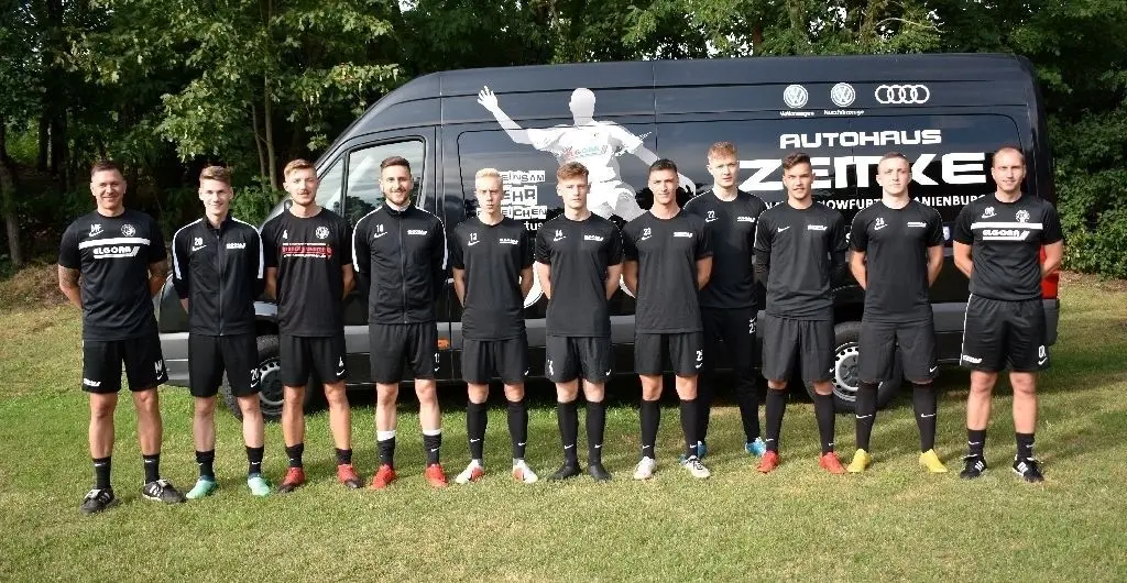 Das Trainerteam und die Neuzugänge (von links): Trainer Marc Flohr, Justin Pehl, Samuel Troschke, Georg Machut, Janko Magino, Erik Beutke, Tobis Höltge, Jens Hoppe, Eric Grüning, Patrick Breyer und Trainer Oliver Richter.