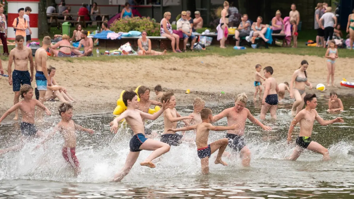 Der Badespaß am Wolletzsee ist zurzeit ein wenig getrübt: Weil sich gefährliche Blaualgen gebildet haben, wird vom Baden wie auf diesem Archivbild dringend abgeraten.
Angermünde, 28.06.2020: Am Sonntag wurde die neue Steganlage im Strandbad Wolletzsee eingeweiht. Kinderspiele am Nachmittag waren ein gelungener Zeitvertreib, kleine Preise gab es auch zu gewinnen