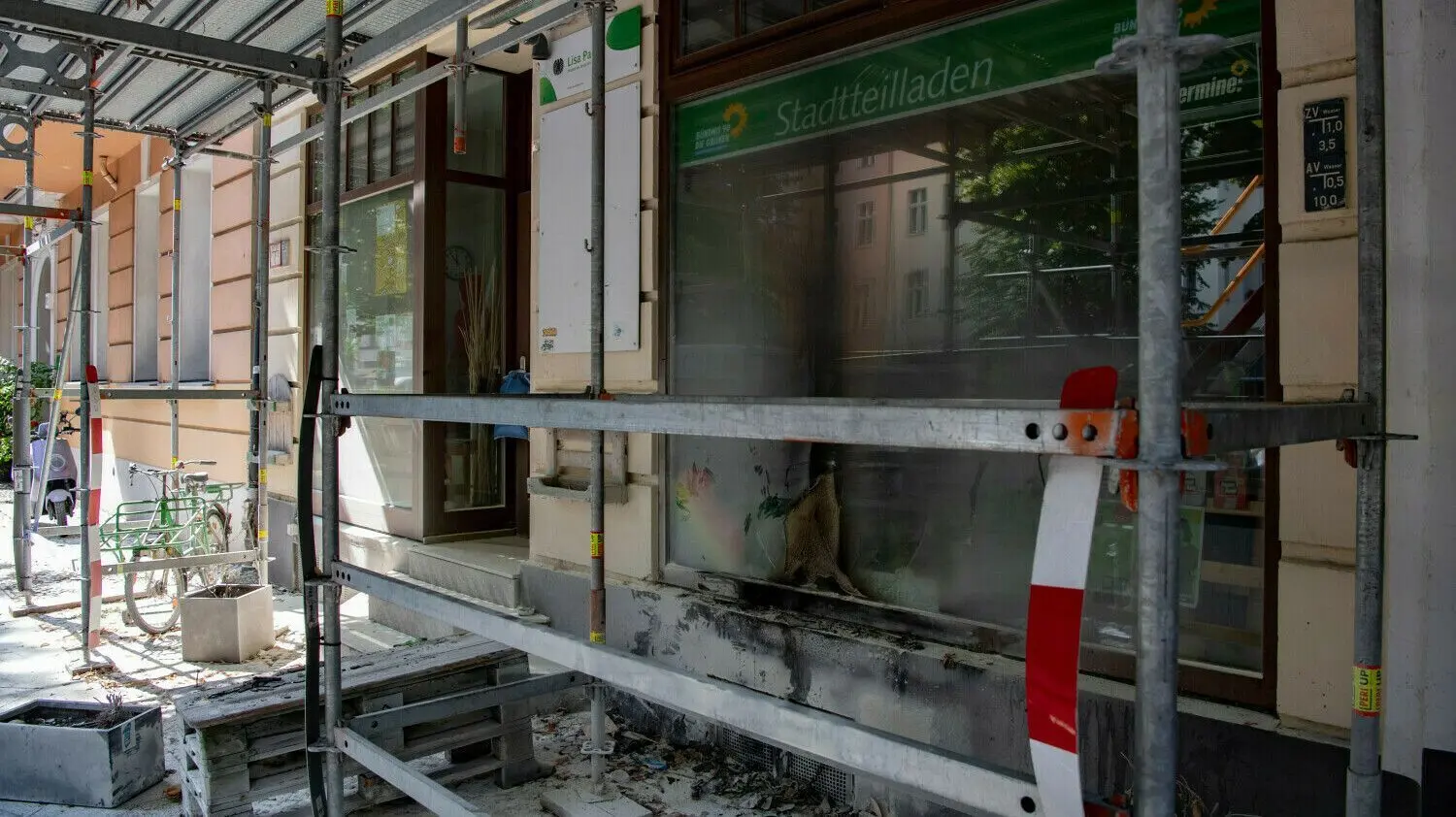 Verkohlt und zerstört ist die Scheibe am Wahlkreisbüro von Lisa Paus (Bündnis90/die Grünen) in Berlin. In der Nacht hatten Unbekannte einen Brandanschlag auf das Büro der Bundesministerin für Familie, Senioren, Frauen und Jugend verübt. Der Staatsschutz der Polizei hat die Ermittlungen aufgenommen.