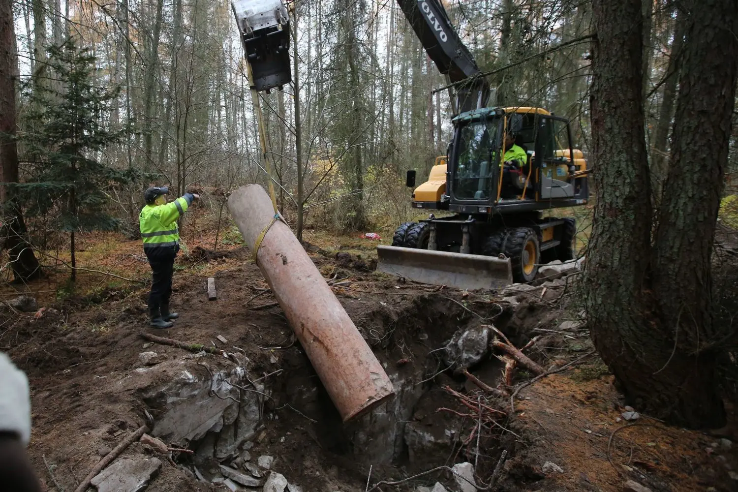 Ganz langsam wird am Dienstag die vier Tonnen schwere Marmorsäule aus den Trümmern gezogen. Dieter Prietz dirigiert seinen Baggerfahrer Uwe Panknin. Die Marmporsäule stammt vermutlich aus dem Speisesaal des Anwesens am großen Döllnsee.