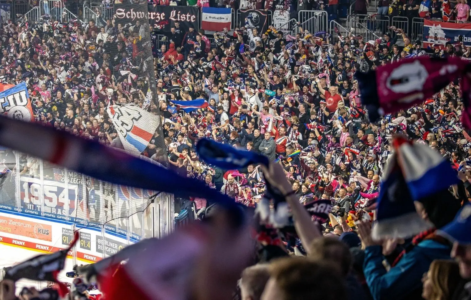 Immer ein Erlebnis: Spiel der Eisbären Berlin in der Mercedes-Benz Arena. Der Landesrechnungshof moniert den Erwerb von Dauerkarten durch den LSB. Zudem gönnten sich die Führungskräfte auf LSB-Kosten eine Reise zur WM nach Köln.