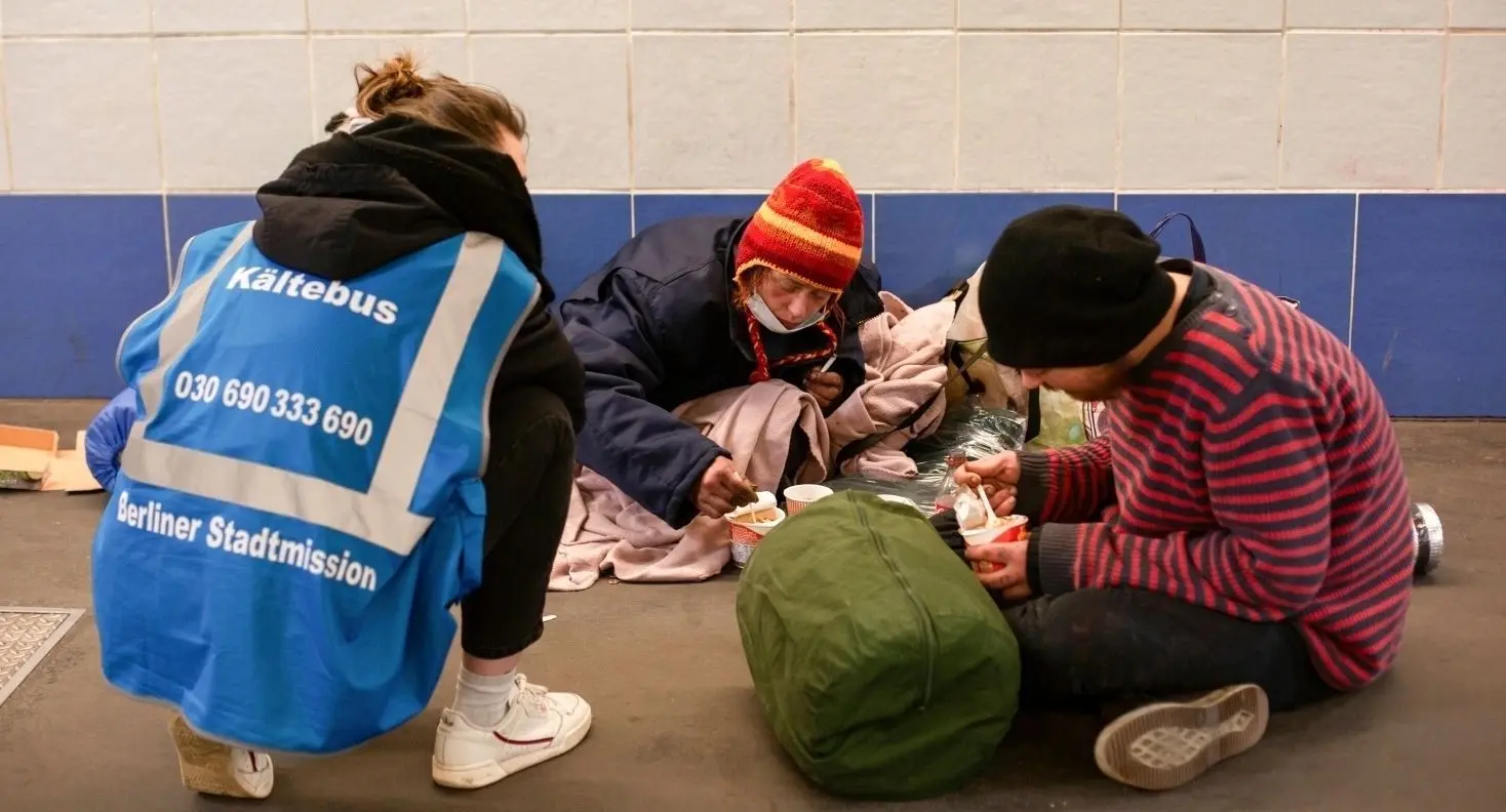 Obdachlose, die sich in Bahnhöfen niederlassen, gehören in Berlin fast schon zum Alltag.