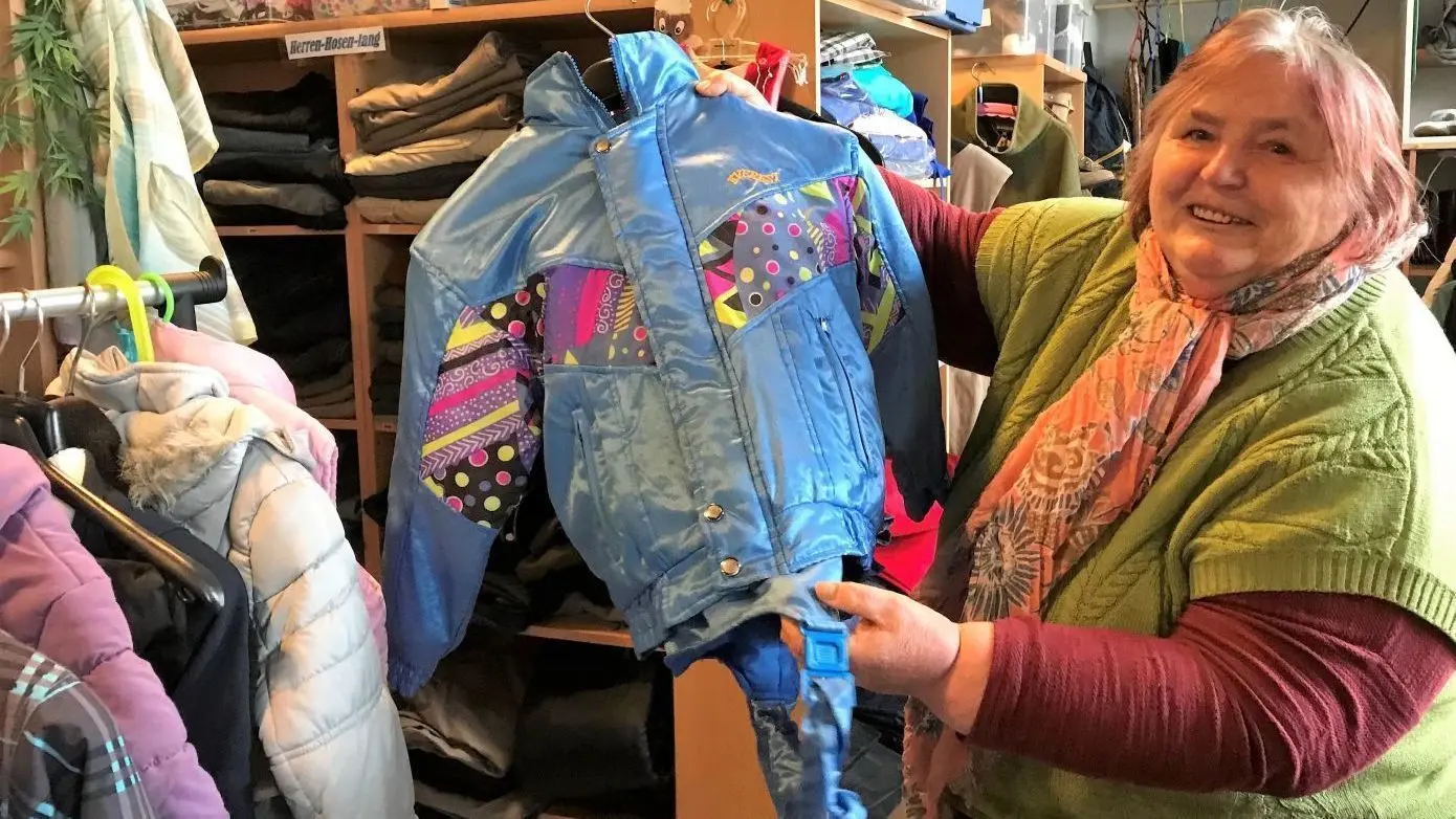 Winterbekleidung für den Nachwuchs: Renate Meyer zeigt einen gebrauchten zweiteiligen Skianzug für Kinder. Beim Verein „Innovativ“ in Eisenhüttenstadt kann er wie alle anderen Sachen auch für eine kleine Spende erworben werden.