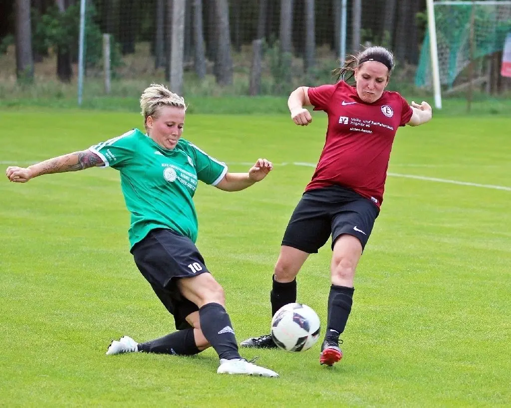 Voller Einsatz: Marie-Kristin Berndt (links), die alle nur Tini rufen, stellte sich mit den Herzbergerinnen gegen den Favoriten Perleberg. Das Kreispokal-Halbfinale vor sage und schreibe 148 Zuschauern ging am Sonntag jedoch mit 0:3 verloren. Dabei gab es zwei Rote Karten in der Schlussphase.