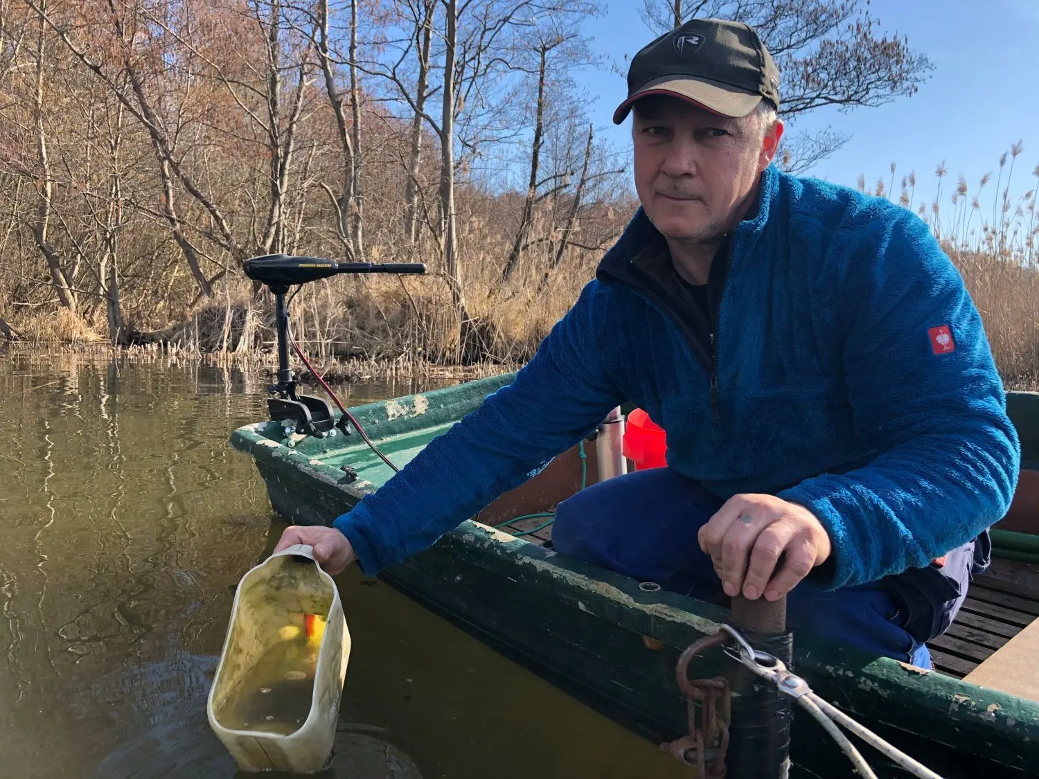 Gewässerwart Jürgen Baugatz vom Anglerverein Grüneberg setzt die kleinen Fische im Dreetzsee aus.