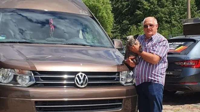 Dieter Kuphal gibt Speditionsfirma in Neuruppin ab Dieter Kuphal, der sich am 1. Juni 1990 selbstständig gemacht hat, gibt Ende August seine Speditionsfirma in Neuruppin an seinen Nachfolger ab. Er selbst möchte komplett nach Spanien ziehen und auch sonst die Zeit für Reisen nutzen. Sein Hund Carlo ist dabei mit von der Partie. 04.8.21, Foto: Dieter Kuphal