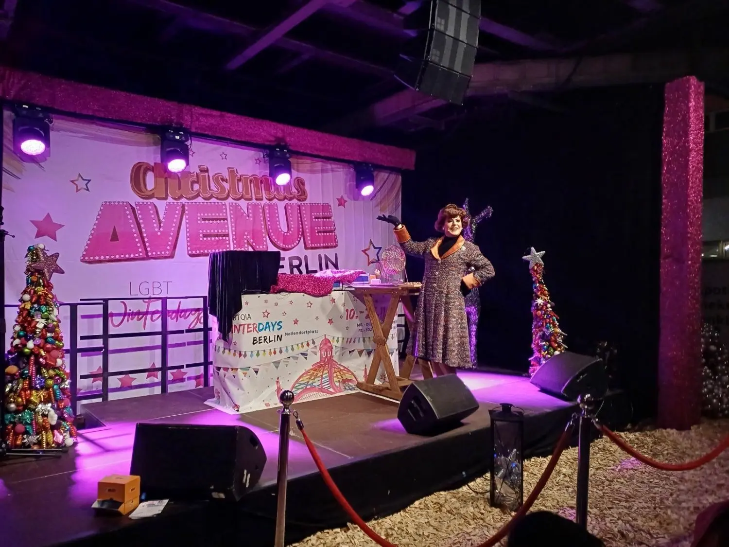 Das Drag Bingo auf dem „Christmas Avenue“-Weihnachtsmarkt am Berliner Nollendorfplatz wird immer dienstags ab 18.30 Uhr von Travestiekünstler*in Margot Schlönzke moderiert.