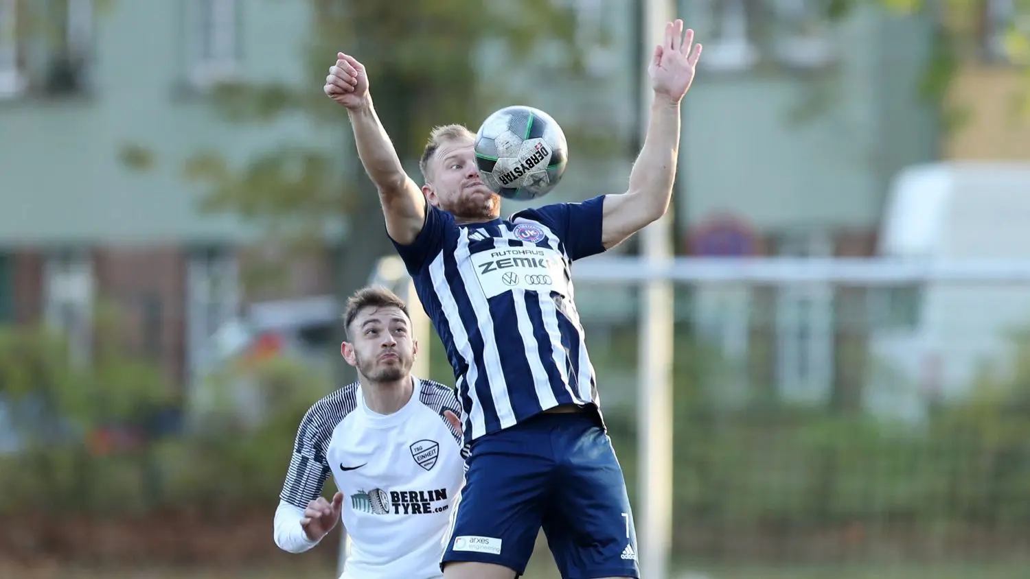 Kreis-Duell: Am vergangenen Spieltag hatte es Klosterfelde (rechts mit Steven Nowark) mit der TSG Einheit Bernau (Sam-Rene Bartz) zu tun. Diesmal geht es für die Barnimer gegen den Brandenburger SC Süd, beziehungsweise Grün-Weiß Lübben.