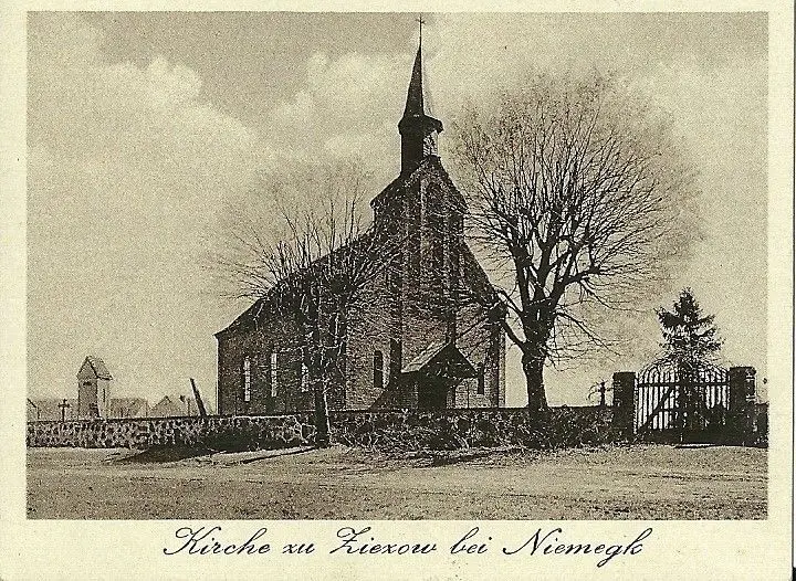 Die historische Ansicht der Dorfkirche von Ziezow entstand um 1920.