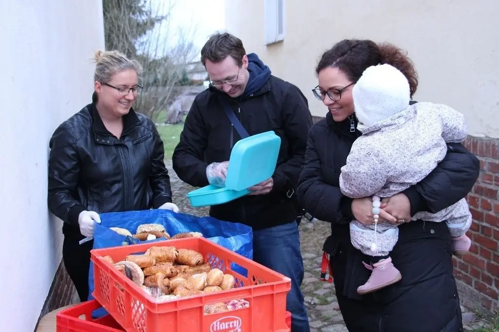 Die Brötchen sind da! Von einer Bäckerei in Berlin holt Tina Witte (links) Backwaren ab, die nicht mehr verkauft werden. Per WhatsApp informiert sie über das Angebot.