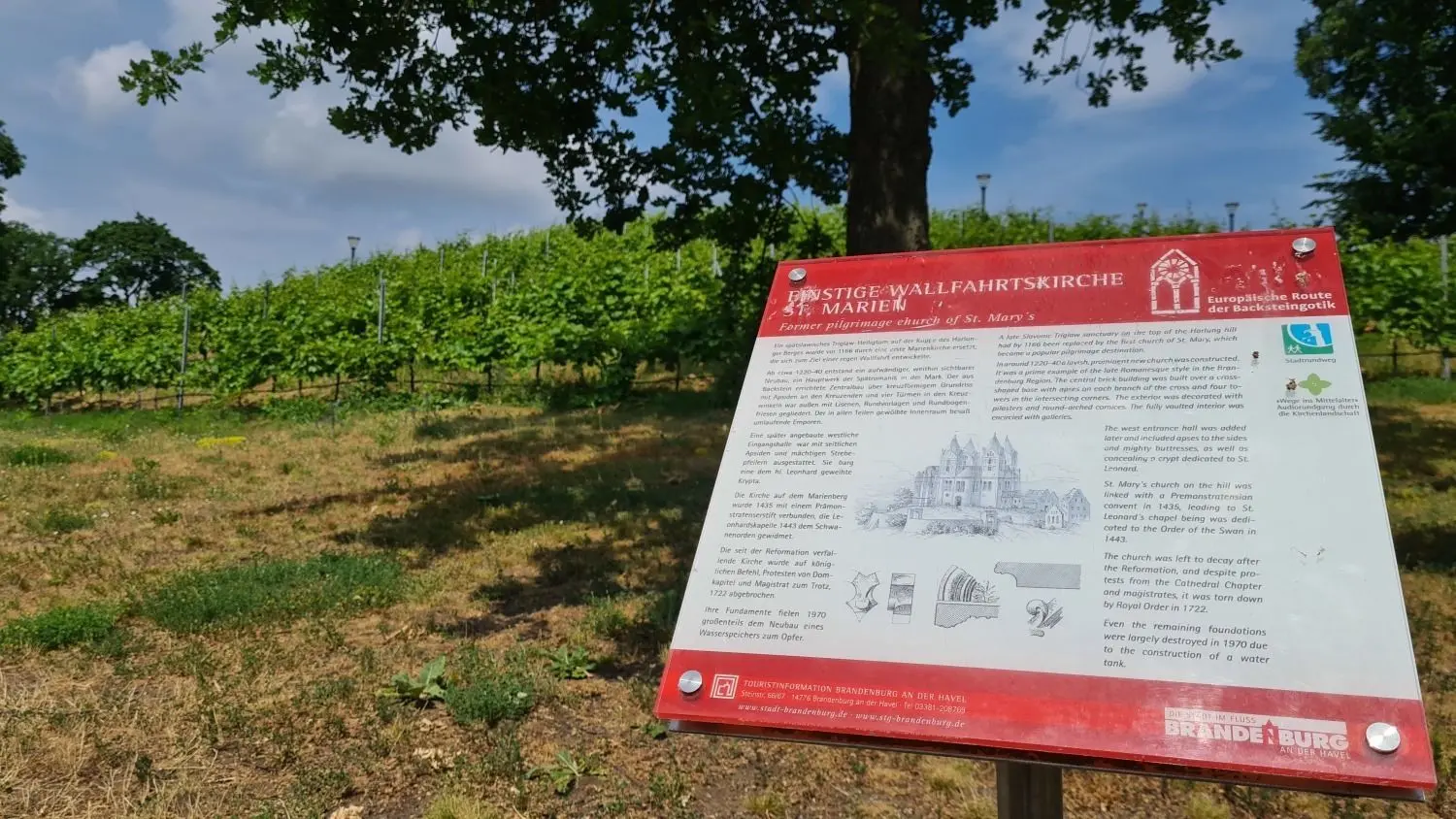 Eine Tafel erinnert auf Brandenburgs Gipfel an die Kirche.