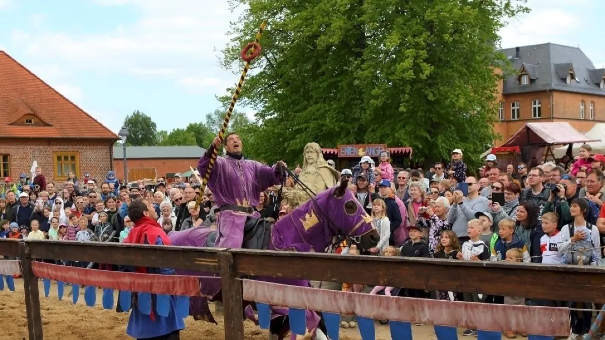 Zehntausende besuchten im Vorjahr das Ritterfest auf dem Schlossgut Altlandsberg. Wird es 2024 wieder stattfinden?
18.5.23 Ritterfest auf dem Schlossgut Altlandsberg