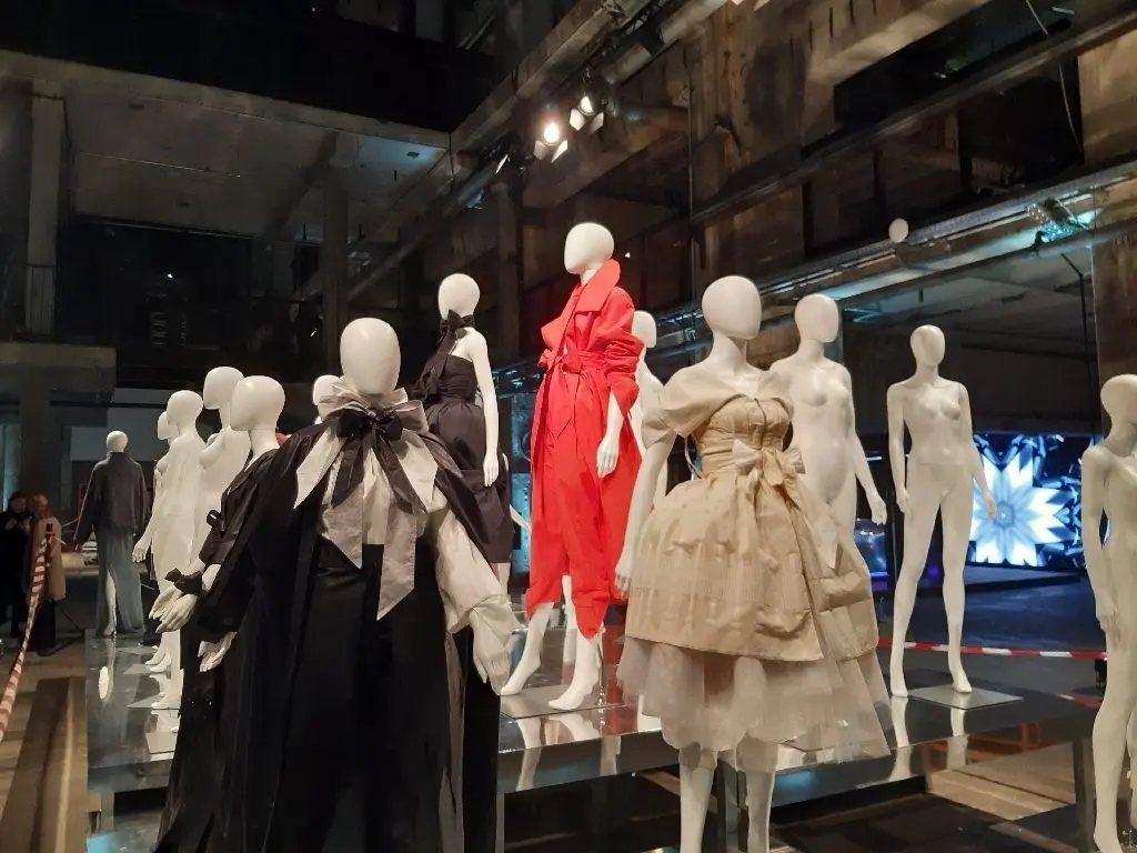 Für alle offen: Während der Berliner Fashion Week sind im Kraftwerk Mitte unter anderem Entwürfe von Berliner Designern zu sehen. Die Ausstellung im Erdgeschoss ist während der Berliner Fashion Week für alle kostenlos zugänglich.