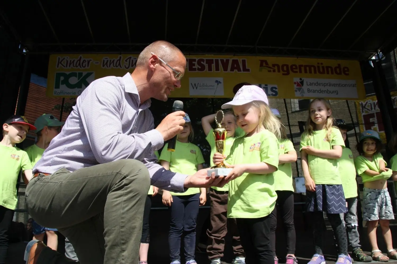 Kinder- und Jugendfestival Angermünde: Zum zweiten Mal kam das größte Talentefestival Brandenburgs und Berlins in die Uckermark und bot Kindern und Jugendlichen eine große Bühne. Bürgermeister Frederik Bewer stiftete für alle Teilnehmer Pokale, hier die Musik-Kita aus Neukünkendorf