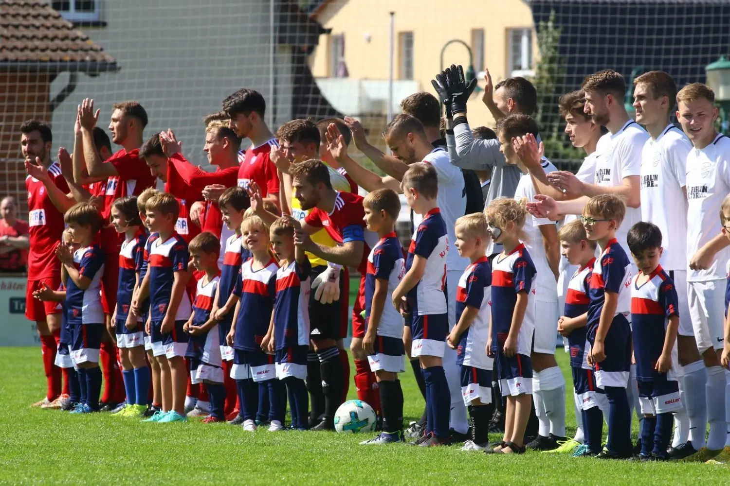 So viele Sportler wie noch nie auf dem Platz: Zur Saisoneröffnung nutzte Union Klosterfelde die Chance, um Einlaufkinder mit aufs Feld zu nehmen. Kontrahent Einheit Bernau nahm keine Rücksicht und zwei Stunden später mit dem 3:1 drei Punkte mit aus dem Barnim-Derby.