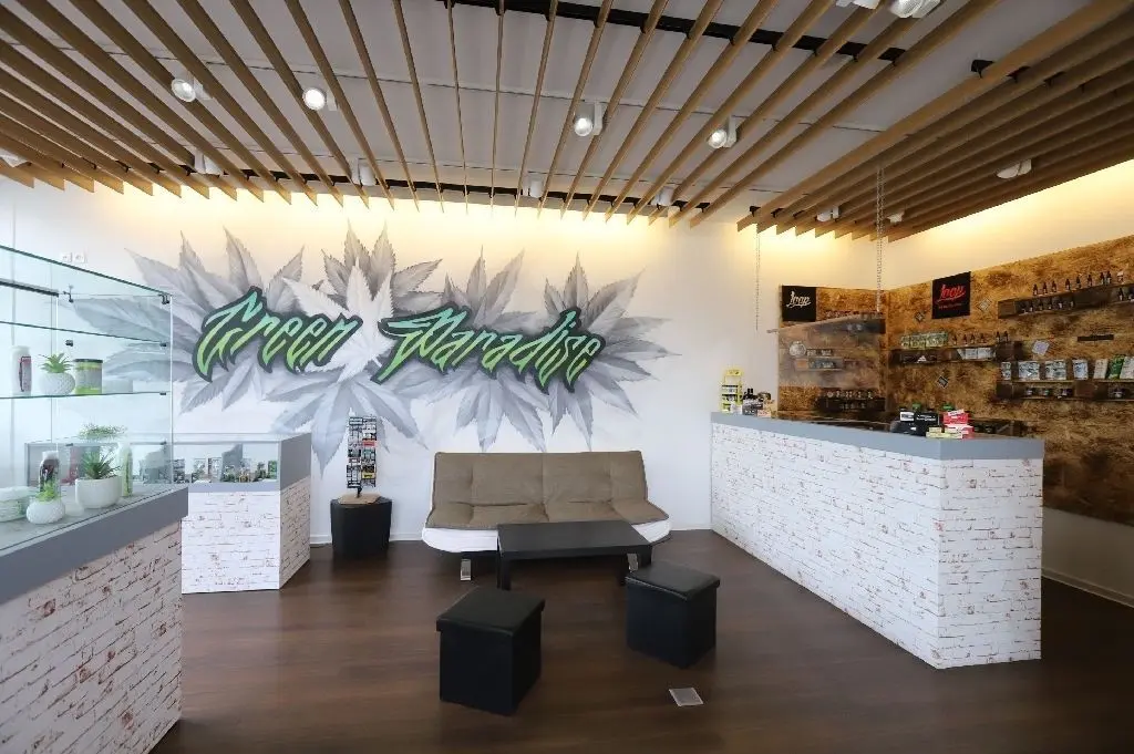 Riesiger Schriftzug an der Wand: Hier werden die Gäste im "Green Paradise" empfangen und beraten.