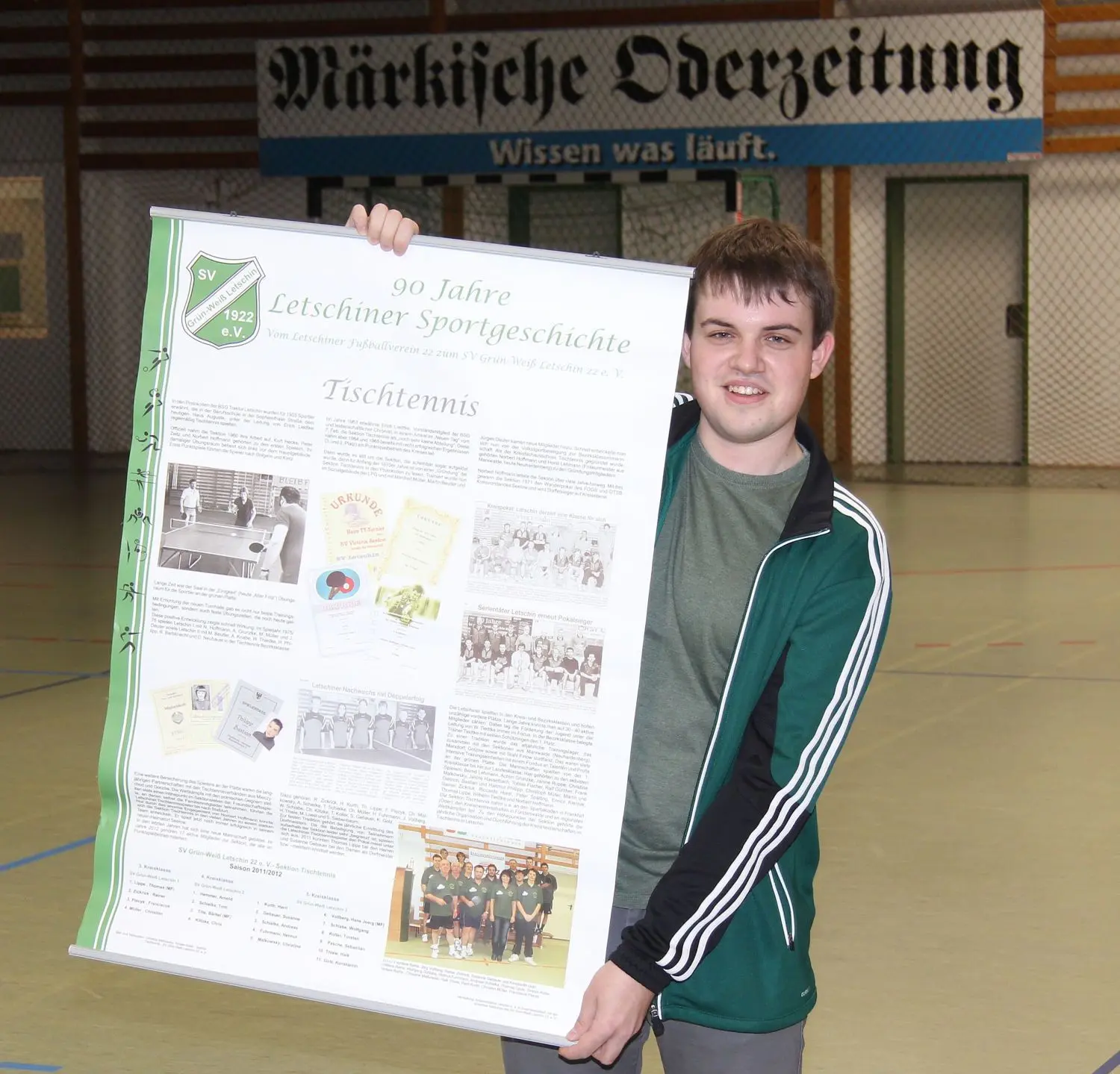 Neue Wandtafel: Tim Steinicke präsentiert einen fertigen Teil der Dokumentation, die in der sanierten Turnhalle demnächst einen Ehrenplatz finden wird.