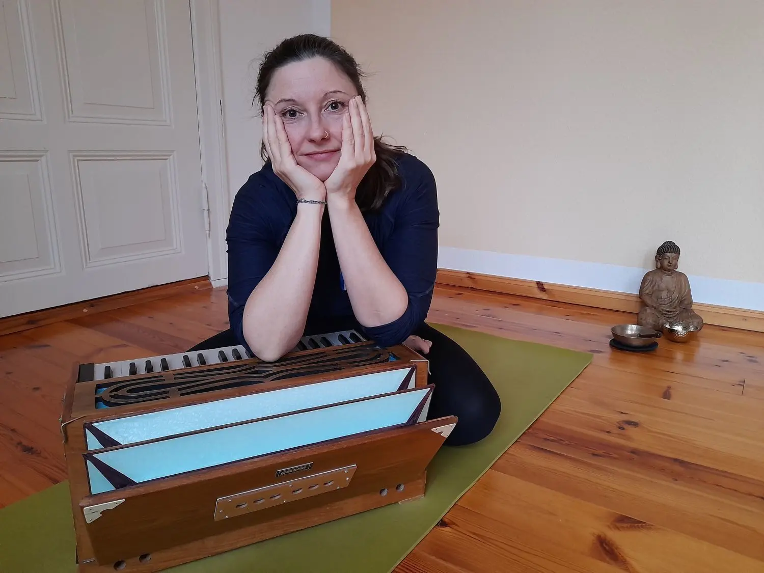 Yasmin Dietl bietet in Neuruppin auch Entspannungs-Klang-Abende mit verschiedenen indischen Instrumenten und Mantra-Gesängen an.