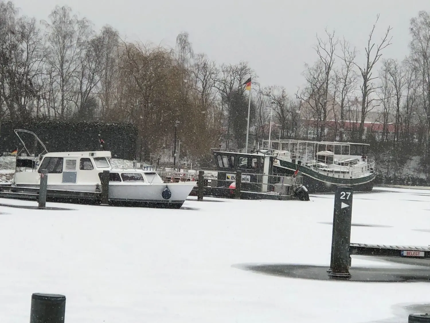 Blick auf den verschneiten Schlosshafen
