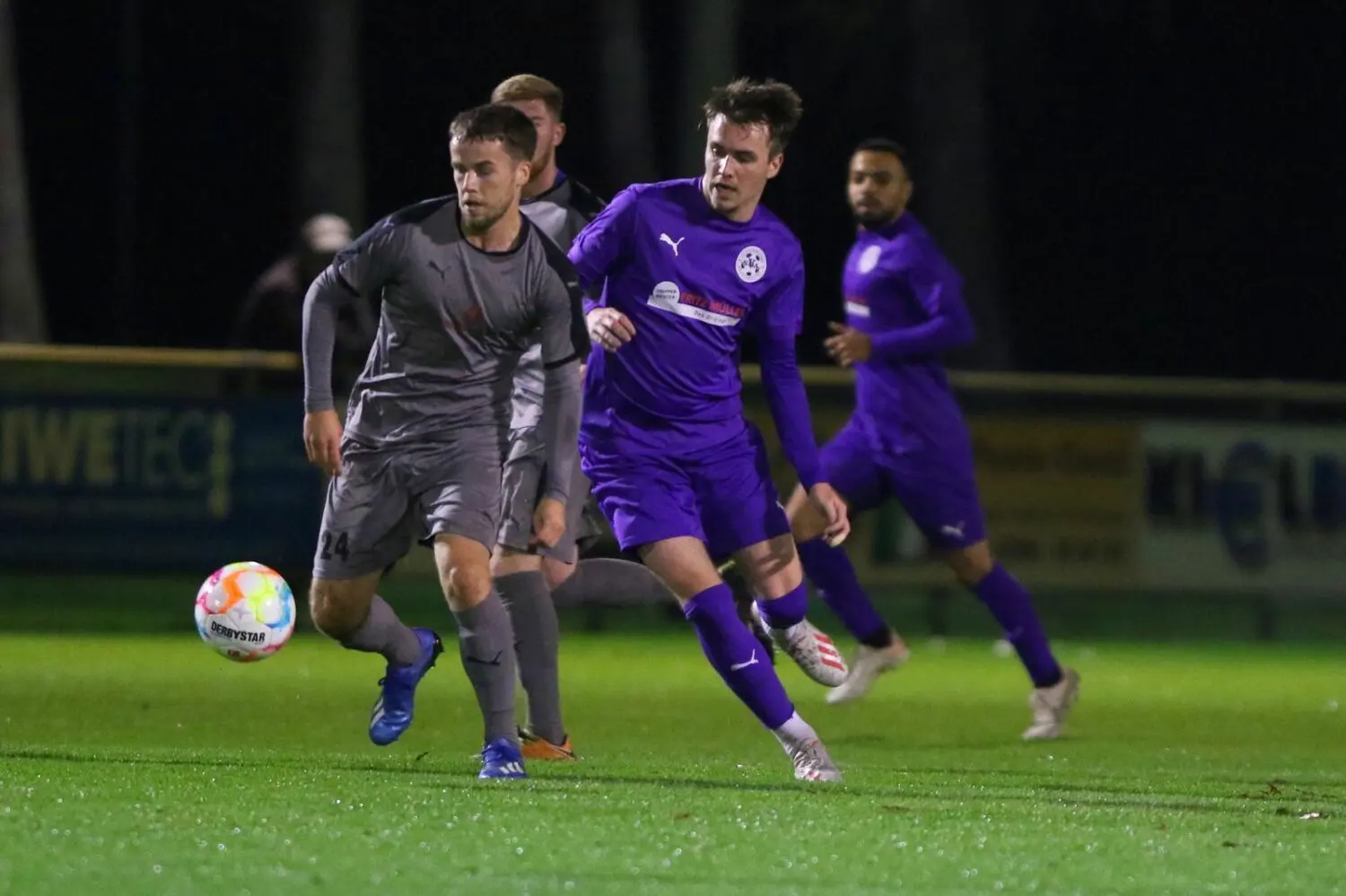 Erster Heimsieg im vierten Versuch: Gegen Petershagen (links) behielt der SV Altlüdersdorf die Punkte zu Hause. Dabei erzielte das Team von Trainer Philipp Friedemann auch seine ersten beiden Tore auf eigenem Platz.