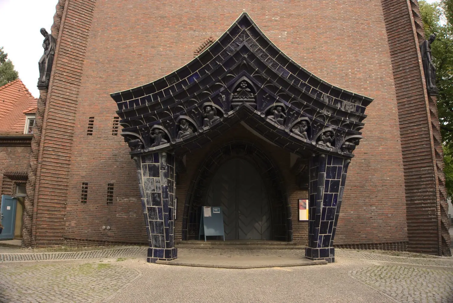 Eingangsportal der Evangelischen Kreuzkirche am Hohenzollerndamm in Schmargendorf