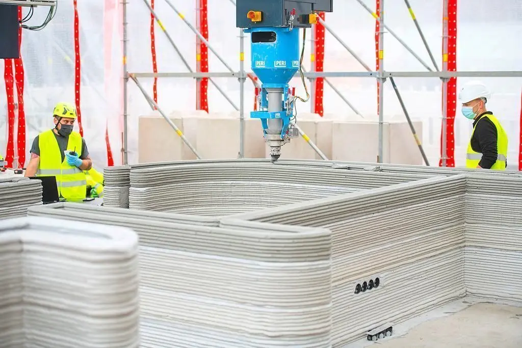 Ein 3D-Drucker, der Baugeschichte schreibt: Dieses Haus in Beckum (Münsterland), dessen Rohbau gerade fertig geworden ist, dürfte das erste sein, dass im 3D-Druck gegossen wurde. Unternehmer Rolf Alexander Winde will seinen nächsten Hennigsdorfer Bau ebenfalls auf diese Weise errichten lassen.