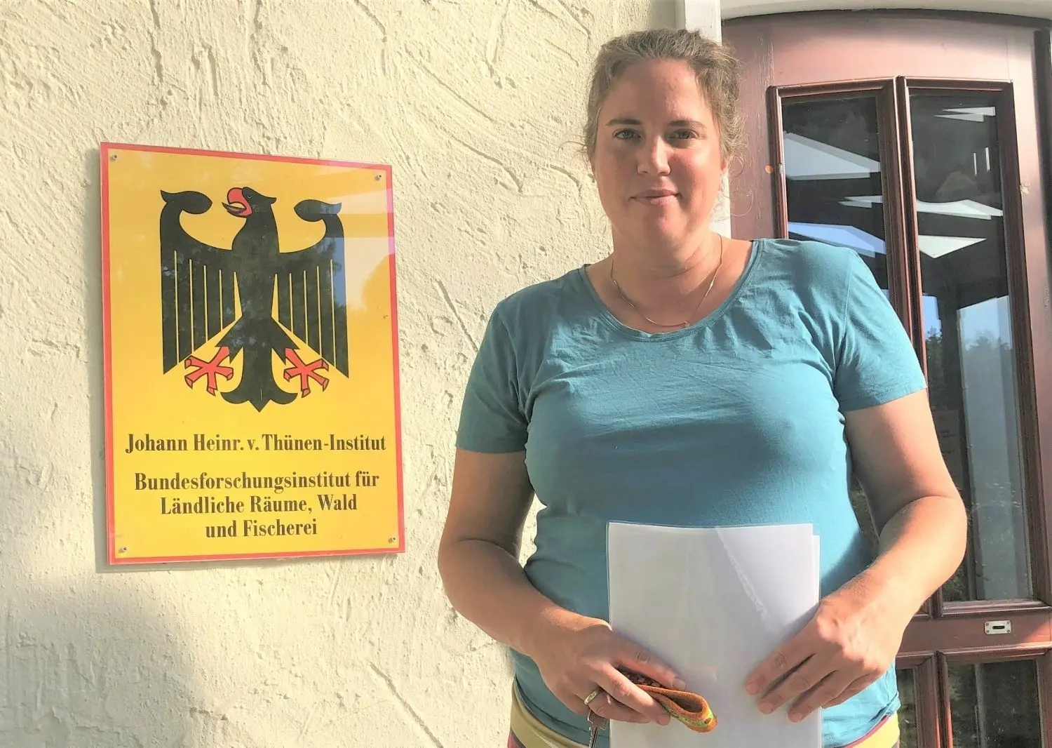 Mit dem Waschbären vertraut: Berit Michler ist Wildtierbiologin am Thünen-Institut für Waldökosysteme in Eberswalde und hat zur Nahrungsökologie bei dieser Raubtierart promoviert.
