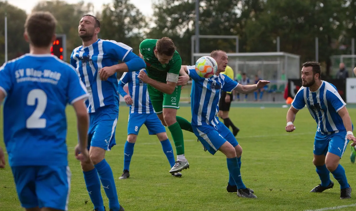Am 7. Spieltag der Fußball-Brandenburgliga trafen auch Aufsteiger Grün-Weiß Ahrensfelde und Blau-Weiß Petershagen-Eggersdorf aufeinander. In dieser Szene trifft Ahrensfeldes Kapitän Robin Mannsfeld (Mitte) zur 1:0-Führung, die Gäste-Spieler Jonas Kammer, Paul Westphal, Denis Rolke und Martin Wenzeck (von links) haben das Nachsehen.