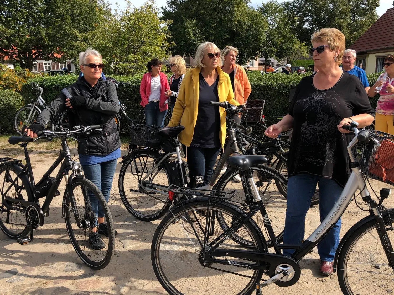 Die Landesstraße ist mit Autoverkehr hoch frequentiert. Mit Radverkehr ebenfalls: Die Bürgerinitiative Radweg 21 demonstrierte mit einer Sternfahrt nach Wensickendorf. Dort unterschrieben die Ortsvorsteher von Kreuzbruch, Zehlendorf, Schmachtenhagen, Wensickendorf, Zühlsdorf und Mühlenbeck eine Petition an den Landtag.
