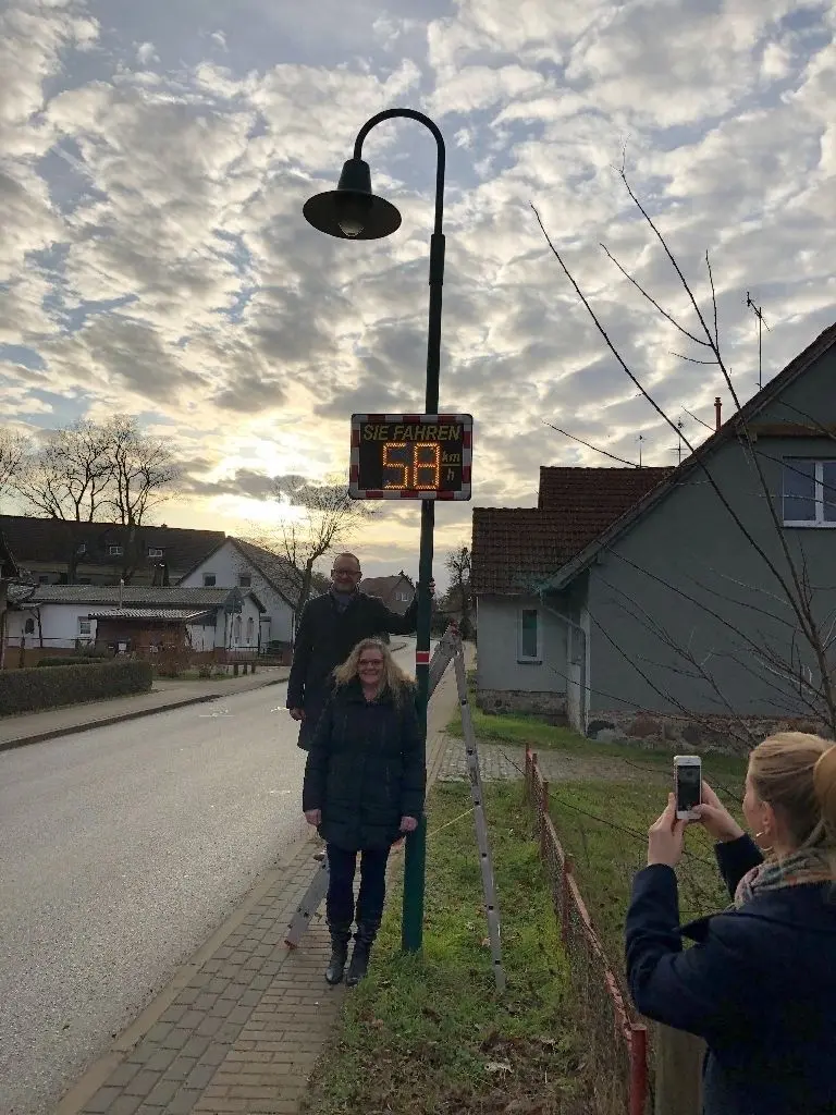 Verkehrsdezernet Matthias Rink und Liebenbergs Ortsvorsteherin Petra Tydeks am Display
