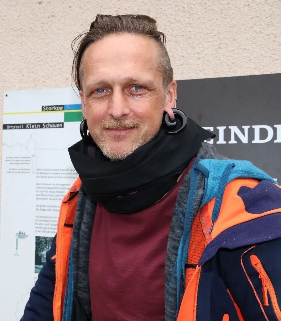Andreas Batke, hier vor dem Gemeindehaus in Klein Schauen, engagiert sich im Ortsbeirat als Fotograf und Hobby-Historikerr