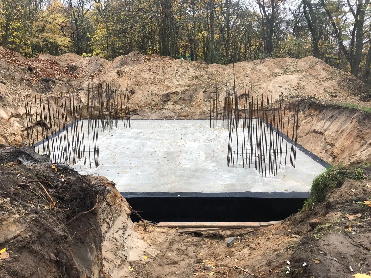 Das Beton-Fundament des werdenden Aussichtsturms, des sogenannten Kleistturms in Słubice ist gegossen.