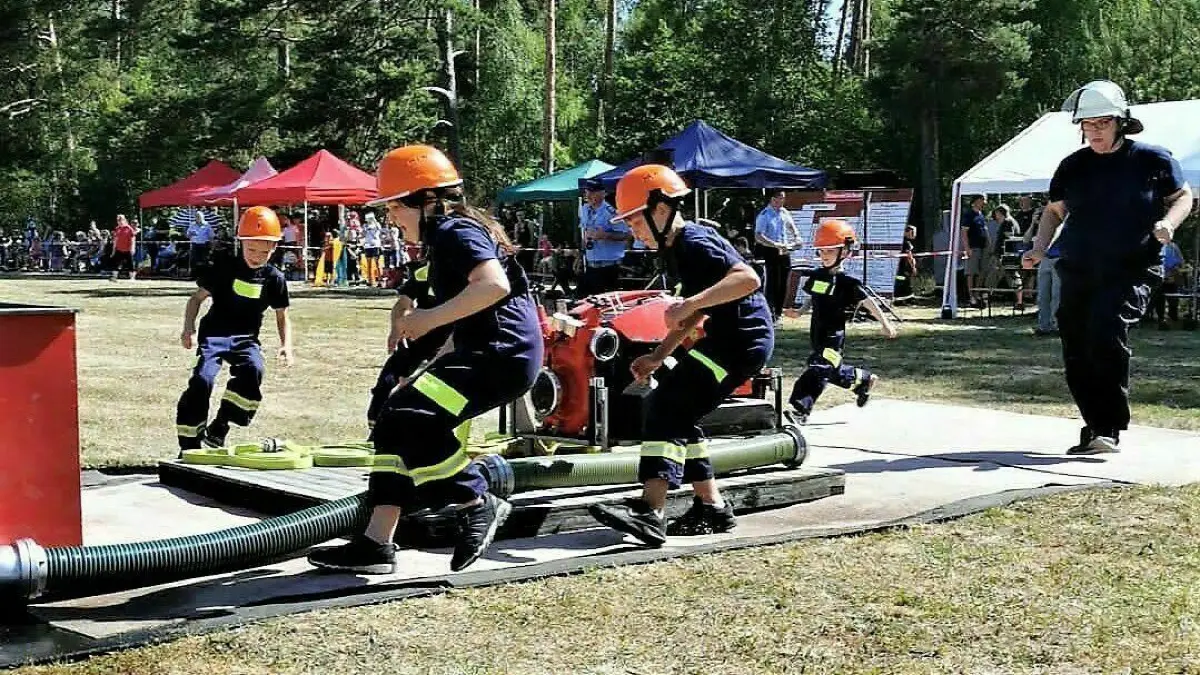 Kleine Feuerwehrleute ganz groß: Beim Amtsausscheid der Freiwilligen Feuerwehren des Amtes Neuzelle wetteiferten besonders viele Kinder und Jugendliche.
Schwerzko. Freiwillige Feuerwehr Amtsausscheid. 18.06.2022 Foto: Amtsfeuerwehr Neuzelle/David Schulz