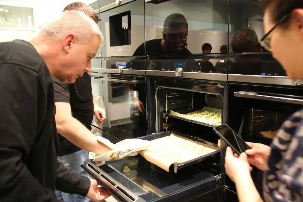 Die Erwachsenen unterstützten die Kids am Ofen. Sie waren dafür zuständig, die Bleche einzulegen und die fertigen Kekse raus zu holen.